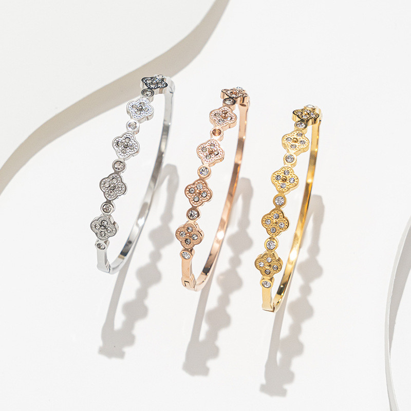 Niche Design High-End Diamond Four-Leaf Clover สร้อยข้อมือเหล็กไทเทเนียมฝังเพทายชุบ 18K Gold Girls สร้อยข้อมือแฟชั่น