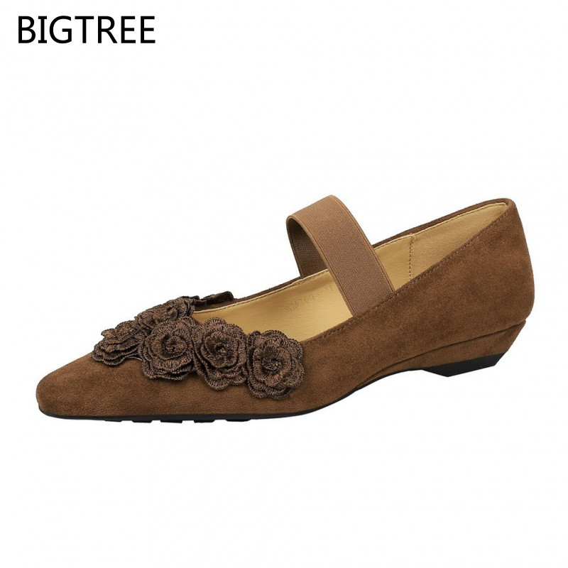 Bigtree รองเท้าส้นสูงผู้หญิง 363-H67 Mary Jane Retro Design ดอกไม้ Pointed Toe ปากตื้น Suede Wedge ร