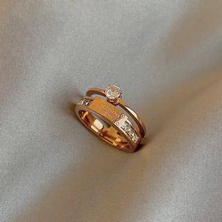 สไตล์ใหม่ 316L เพชรคู่ 18K Gold Light Luxury แฟชั่น Niche แหวนสแตนเลสที่ไม่ซ้ํากัน