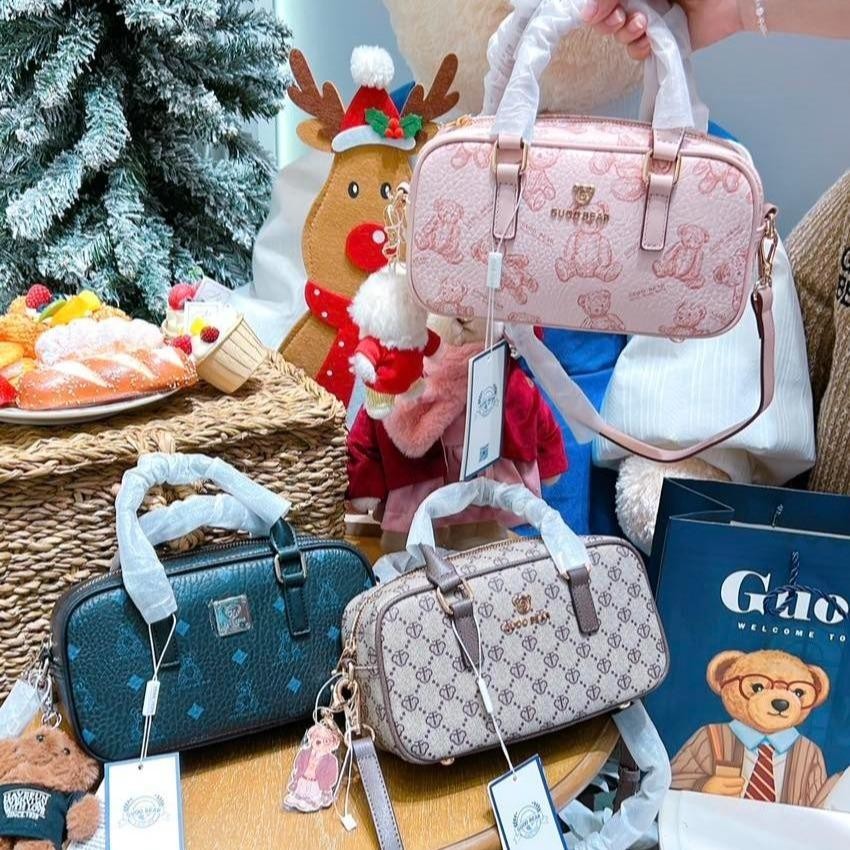 กระเป๋า GUOO BEAR ทรงหมอน สีใหม่ ขนาด 23*8*13cm พร้อมสายสะพายข้างและพวงกุญแจตุ๊กตาหมี GU-1154