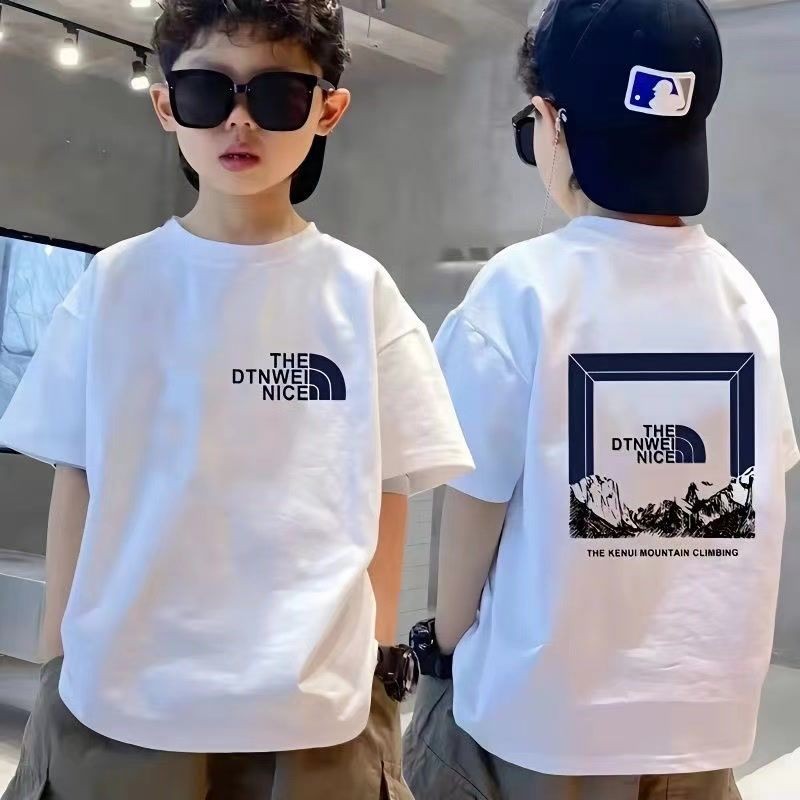 เสื้อผ้าเด็กชายเสื้อยืดแขนสั้นสไตล์ใหม่ฤดูร้อนหล่อกลางยาวเด็กพิมพ์ครึ่งแขน