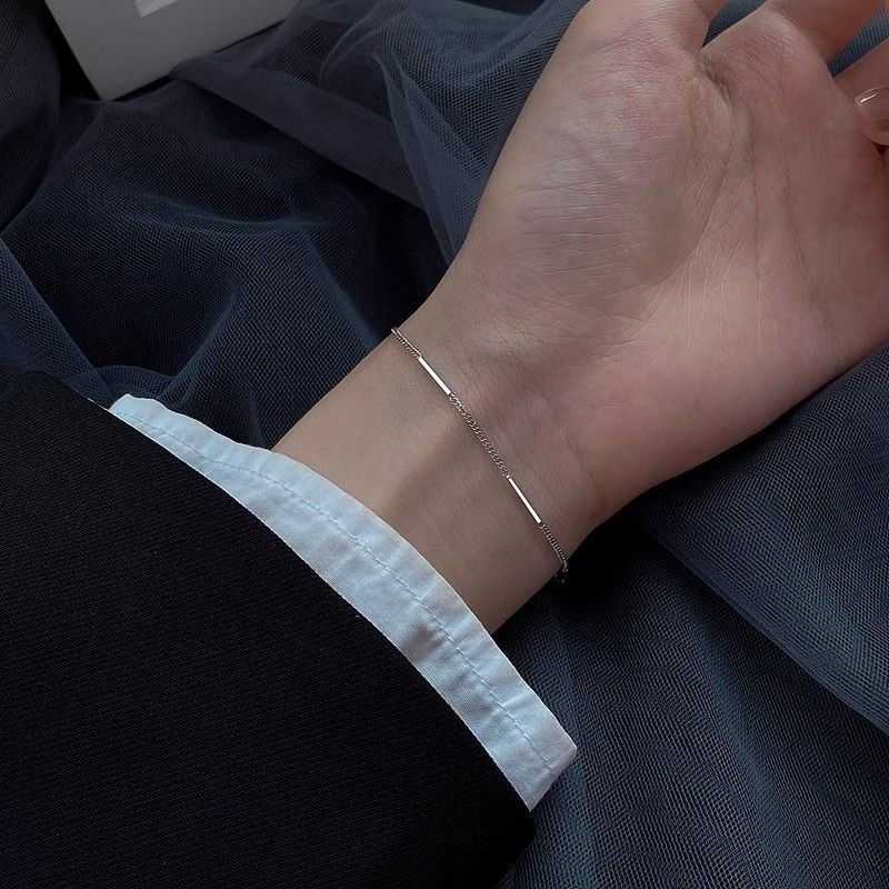 นิชดีไซน์สไตล์ริกิดสร้อยข้อมือเรียบง่ายอารมณ์หญิงระดับไฮเอนด์แสงหรูหราประณีต小众计โลเวลลีเวอร์风เรียบง่า