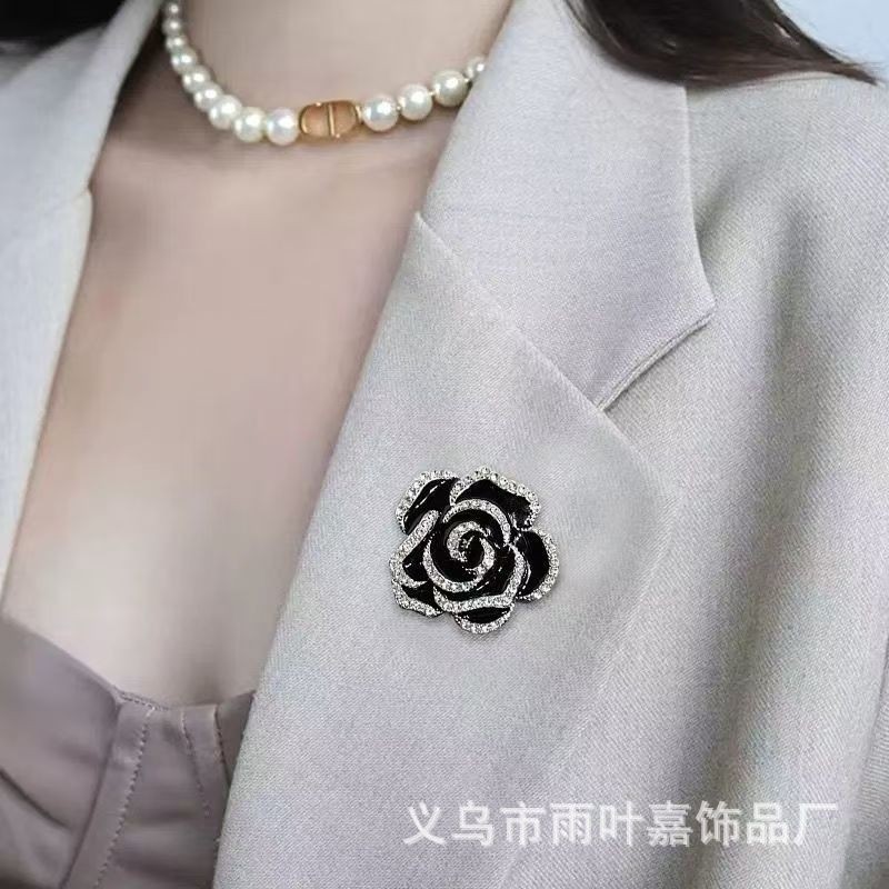 Xiaoxiang สไตล์เข็มกลัด Black Rose Premium Camellia เข็มกลัดสีแดงผู้หญิง Classy Simple เสื้อผ้าเสื้อกันหนาว Pin