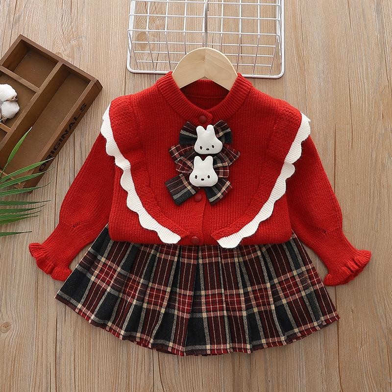 G252 (ขนาด 80-130) ชุดเซ็ทเสื้อไหมพรมสีแดงติดกิ๊ฟโบว์น้องหมี และกระโปรงลายสก๊อต