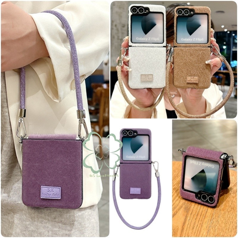 แฟชั่นตุ๊กตาด้านข้างหัวเข็มขัดบานพับป้องกันกรณี Samsung Galaxy Z Flip 6 Z Flip 5 Z Flip 4 Z Flip 3 ปลอกพร้อมสายรัดข้อมือเชือกเส้นเล็กฝาหลังเชลล์