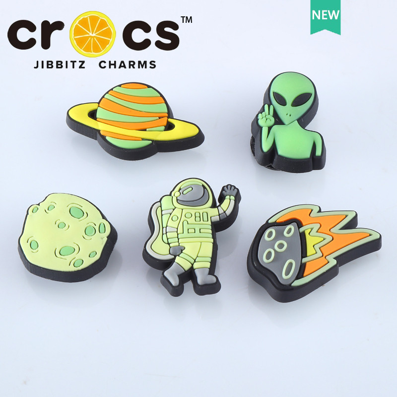 jibbitz crocs หัวเข็มขัดรูรองเท้า อุปกรณ์เสริมรองเท้า เอเลี่ยน นักบินอวกาศ ดาวเคราะห์ แฟชั่นรองเท้า จิ๊บบิท ตัวติดรองเท้า crocs