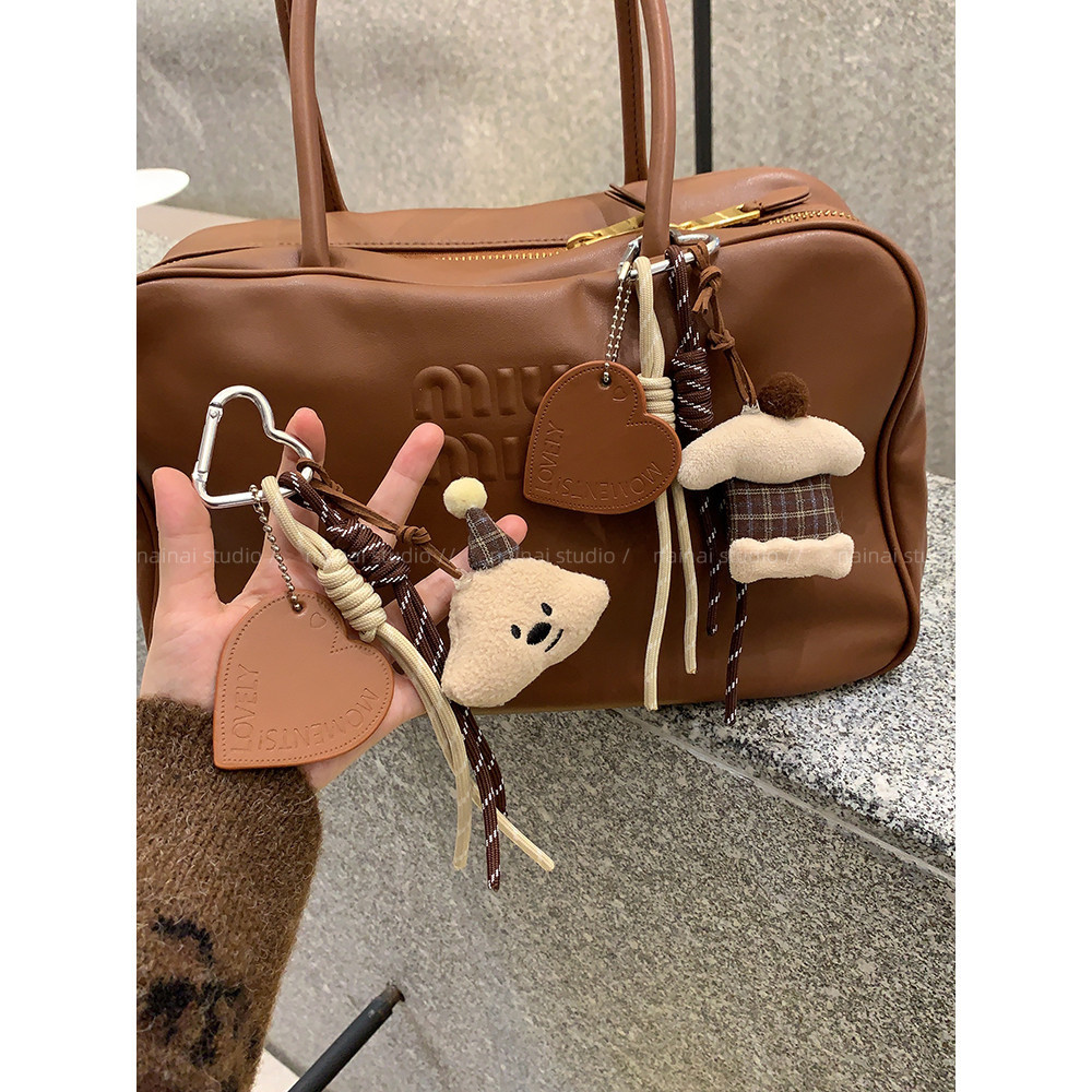 ปอมปอม Keychain Bag Charm เกาหลีสร้างสรรค์กระเป๋าแขวน Combo Plush ยิ้มหน้าเค้กไอศกรีมจี้เครื่องประดับกระเป๋าระดับไฮเอนด์ของขวัญสาวน่ารัก พวงกุญแจรถ สามารถแขวนบนกระเป๋า miumiu/กระเป๋าหนัง/โทรศัพท์มือถือ/ของตกแต่งภายในรถยนต์/กุญแจรถ/stand oil post bag