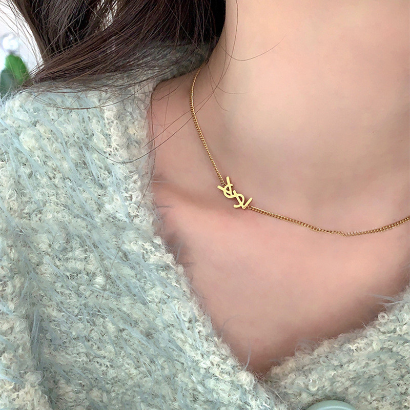 สร้อยคอมีลายพิมพ์คำภาษาฝรั่งเศสจากวัสดุ titanium steel ไม่ซีดจาง เหมาะสำหรับสวมใส่ในโอกาสต่างๆและในการเดินทาง