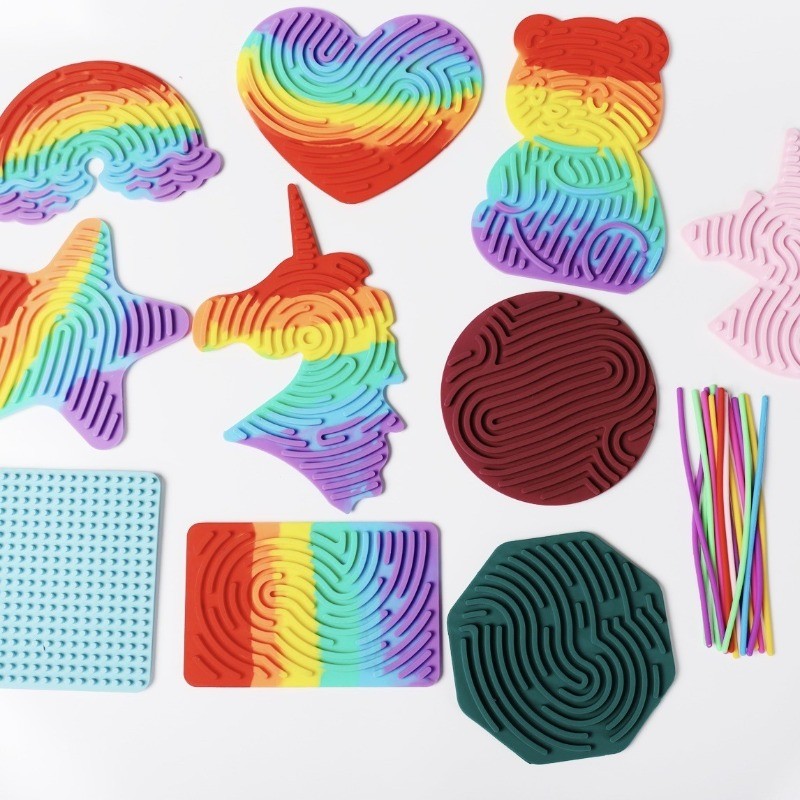 กระดานกิจกรรมทางประสาทสัมผัสที่มีสี11สายซิลิโคนบีบอัดของเล่นเพื่อการศึกษาสําหรับเด็กบรรเทาอยู่ไม่สุขของเล่น