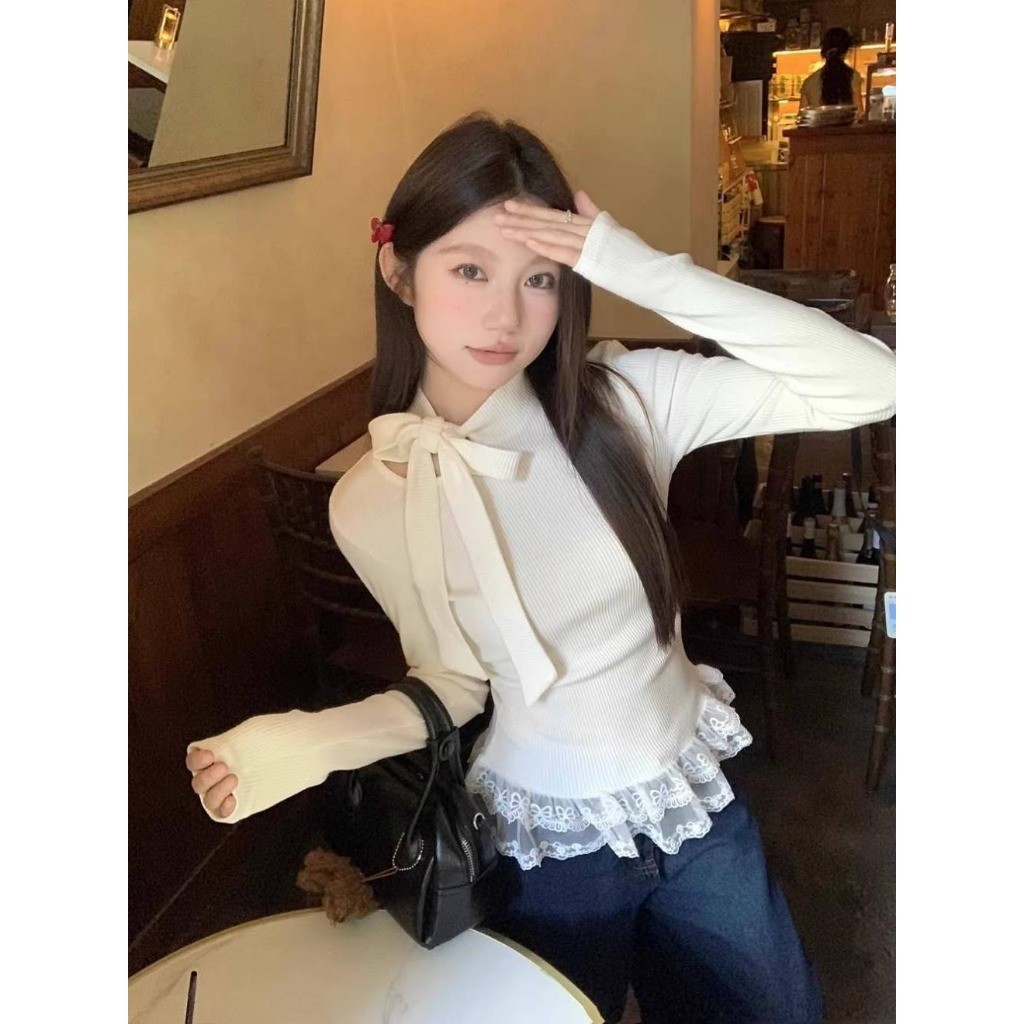 เสื้อเบลาส์ แขนยาวผู้หญิงคอกลม ดีไซน์ตรงคอผูกเป็นโบว์ได้ ชายแต่งระบายลูกไม้ ผ้าร่องกำมะหยี่ #6946 - รูปที่ 4