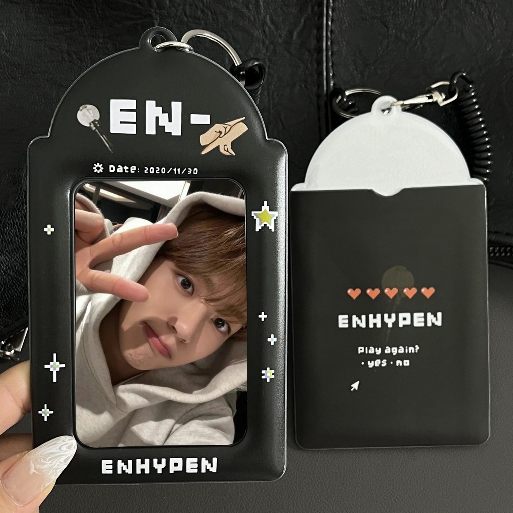 Kpop Idol ENGENE Photo Card Holder PVC หนังสีดําพื้นผิวแขนป้องกัน (ไม่มีเชือกสปริง)
