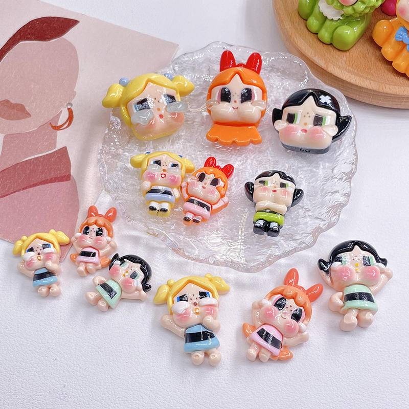 Crying Little Policegirl รองเท้า Charms การ์ตูนเรซิ่นอุปกรณ์เสริม Jibz Croc DIY โทรศัพท์มือถือกรณี Handmade เด็ก Hairpin วัสดุรองเท้าดอกไม้ Patch