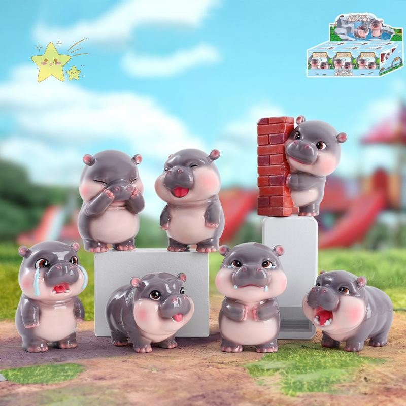 [JBTH] 1 ชิ้นใหม่ MooDeng Pigmy Hippopotamus รูปการกระทําที่สะดุดตาอินเทรนด์เครื่องประดับน่ารักกล่องตาบอดหุ่นเดสก์ท็อปตกแต่ง [JB]