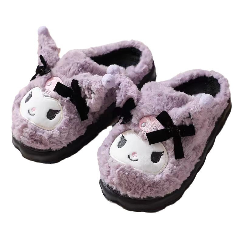 SANRIO ซานริโอ ทํานอง คุโรมิ รองเท้าแตะผ้าฝ้ายสําหรับผู้หญิง 2024 ฤดูหนาวตุ๊กตาอบอุ่นการ์ตูนรองเท้าบ้าน