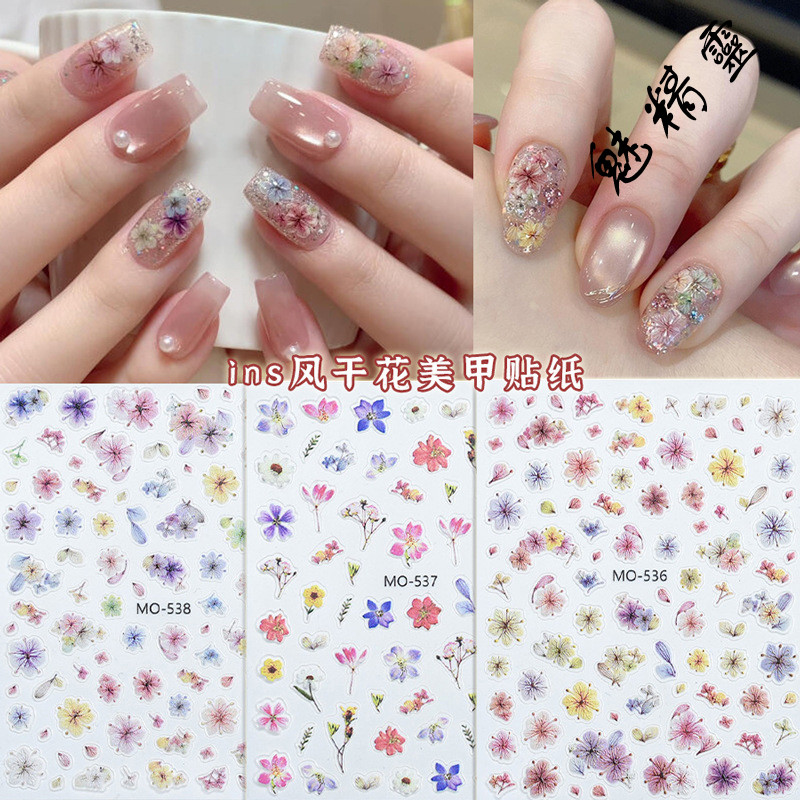สติ๊กเกอร์ติดเล็บลายจำลองดอกไม้แห้งแบบนูน กลีบเล็กๆ สีสันสดใส สติกเกอร์ติดเล็บแบบสวมใส่ได้