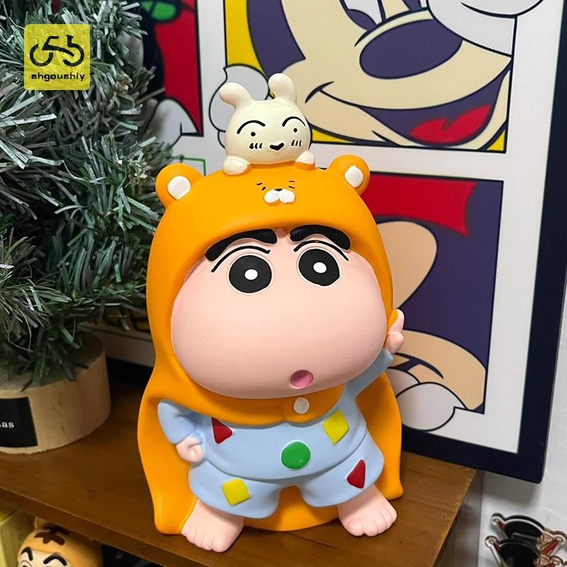 [Shgoushiy] ใหม่อะนิเมะ Crayon Shin-chan รูป Piggy Bank PVC รุ่นรูปปั้นตุ๊กตา Piggy Bank โต๊ะตกแต่งของขวัญของเล่น TH