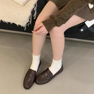 Atikota ติ๊ก สุภาพสตรีรองเท้าไม่มีส้นใหม่ที่เรียบง่ายสบายๆย้อนยุคหนังนิ่มรอบนิ้วเท้าสบายรองเท้าเดียว