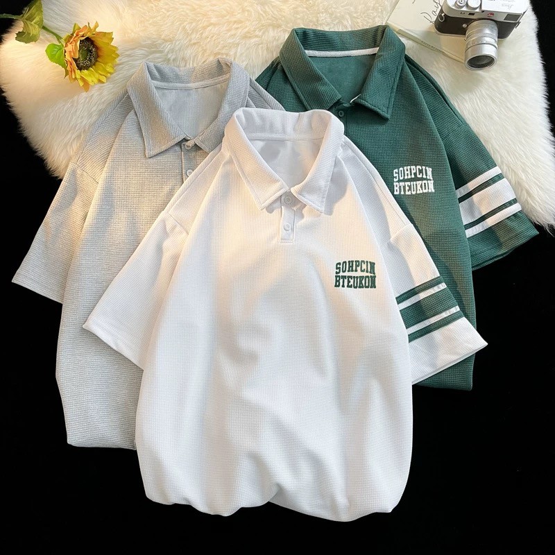 BECoolMan-เสื้อโปโลผู้ชายวินเทจสไตล์อเมริกัน  แขนสั้นพิมพ์ลายตัวอักษร ลายทางสีตัดกัน สไตล์วิทยาลัย