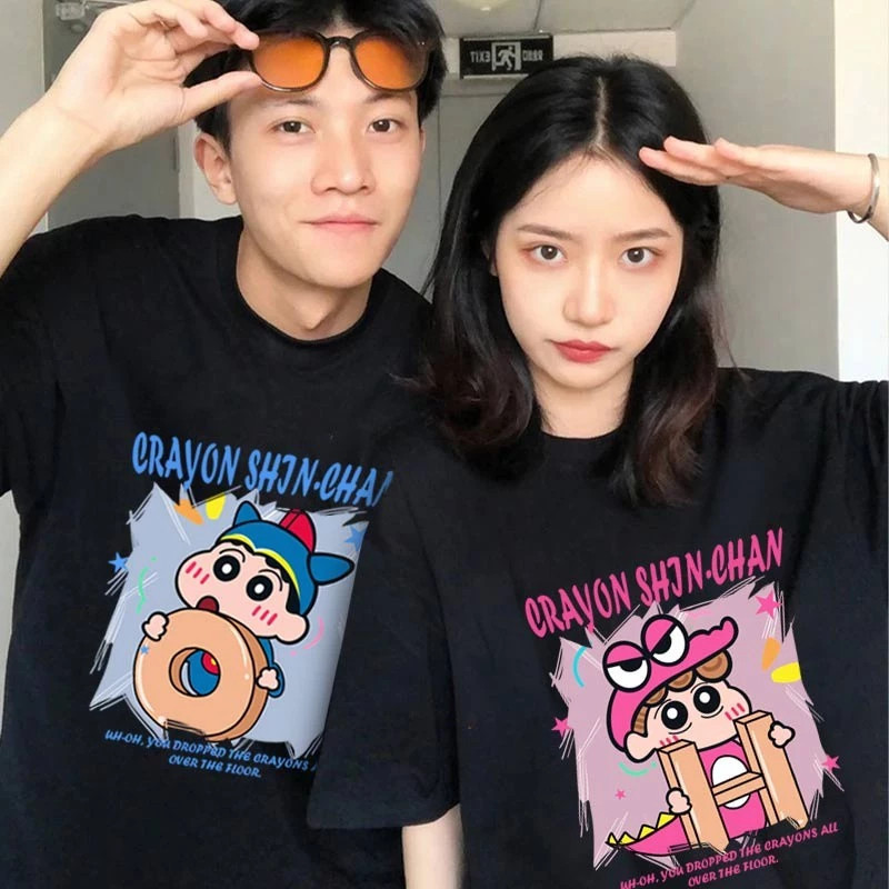 เสื้อยืดคอกลม-แขนสั้น เสื้อชินจัง เสื้อยืดคู่รัก ชุดคู่ พิม์ลายการ์ตูนน่ารักๆ oversize t shirt สีขาว-สีดำ