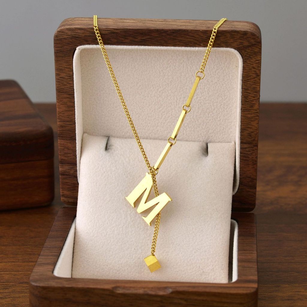 CSL สร้อยคอผู้หญิงตัวอักษรตัวอักษรเริ่มต้น Motif Cube วัสดุไทเทเนียม AZ ทองสแตนเลส Anti Fade