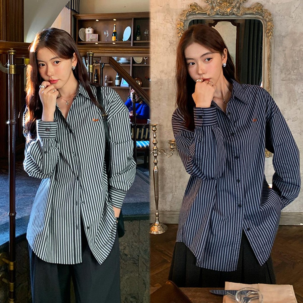 Chili Koko เสื้อเชิ้ตลายทางสีฟ้าแขนยาวผู้หญิง เสื้อเชิ้ตกันแดดสไตล์เรโทรชิคสำหรับหน้าร้อน W580