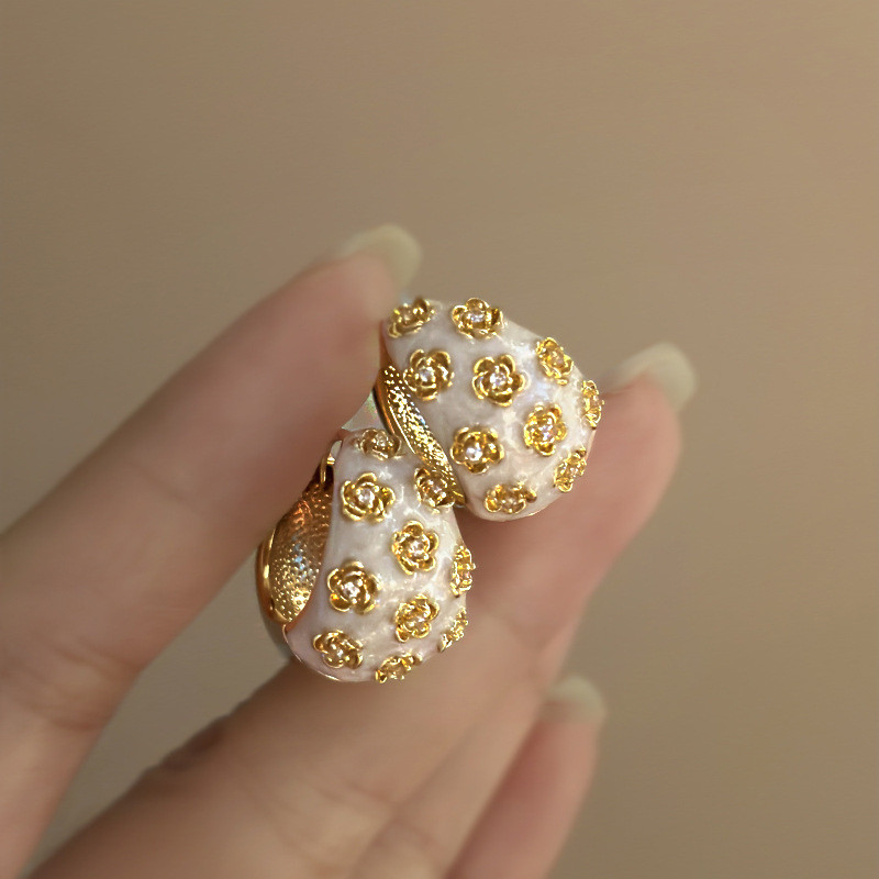 แฟชั่น Charming Rose ดอกไม้ Paved Hoop ต่างหู 2025 ใหม่ผู้หญิงโรแมนติกเครื่องประดับสีฟ้าสีขาว