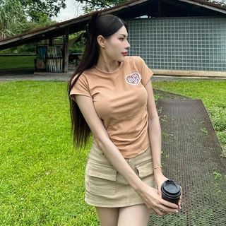 เสื้อยืดรัดรูปแต่งย่นข้าง สกรีนหัวใจแน่นๆ ทรงสวย ใส่แล้วพรางหุ่นมาก สาวอวบใส่ได้ รุ่น จั๊มเอว