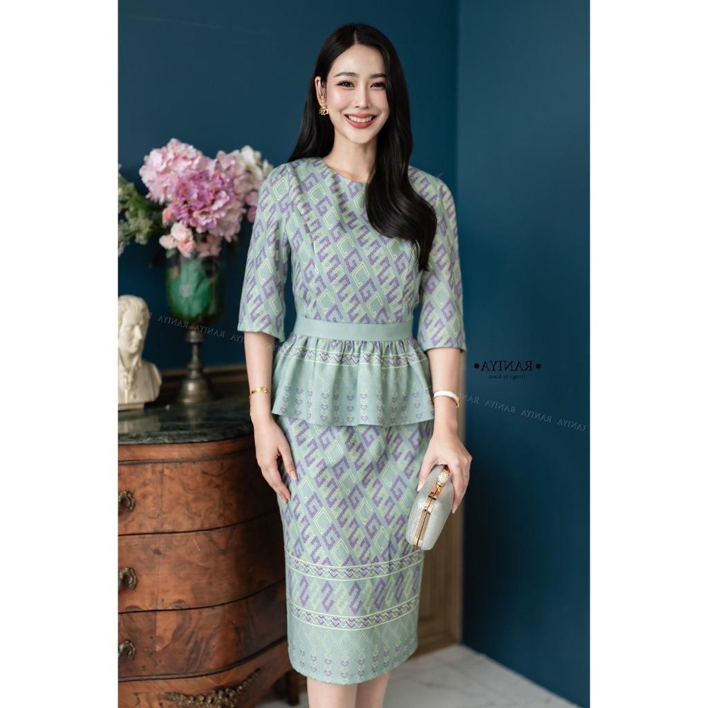 ชุดทำงาน ชุดออกงาน ผ้าพิมพ์ลายไทยลายขอพระราชทาน ผ้านุ่มมาก สวยสบายลายสวยเด่นค่ะ เป็นชุด 2 ชิ้น สีเขี