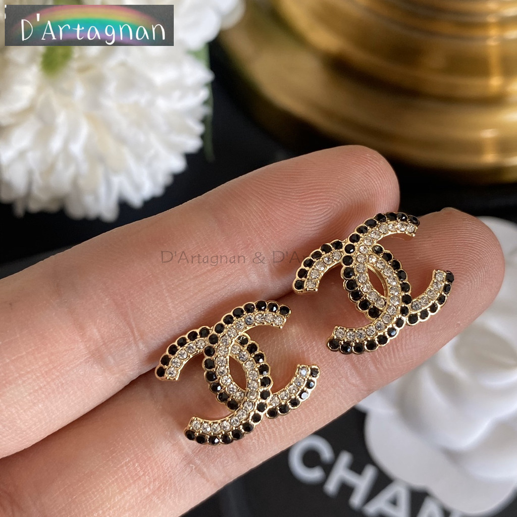 {Boutique} Ccต่างหูโลหะdouble Cโลโก้สีดําและสีขาวฝังเพชรทองเหลืองGold-Plated Steel Stampเกาหลี 2024 สไตล์ใหม่Retro Non-Fade 925 เงินเข็มต่างหูผู้หญิงA1006