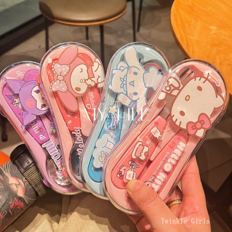 ชุดจานชามสแตนเลส 304 ของ Kuromi Cinnamoroll สำหรับเด็ก Hello Kitty My Melody ช้อน ส้อม พร้อมกล่องเก็บของ ชุดจานชามเด็ก