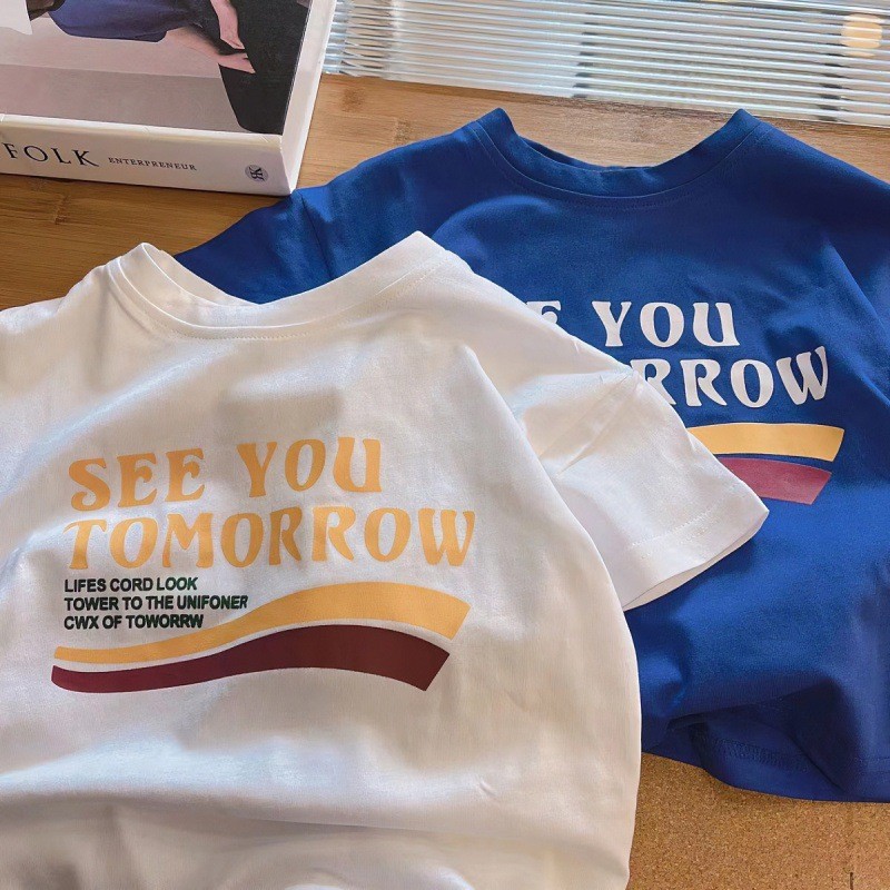 (จัดส่งตลอด 24 ชั่วโมง） แบรนด์ใหม่2025เสื้อแขนสั้นเด็กชายผ้าเช็ดเหงื่อบ้านไม้สีฟ้าตัวอักษรสไตล์น่ารัก