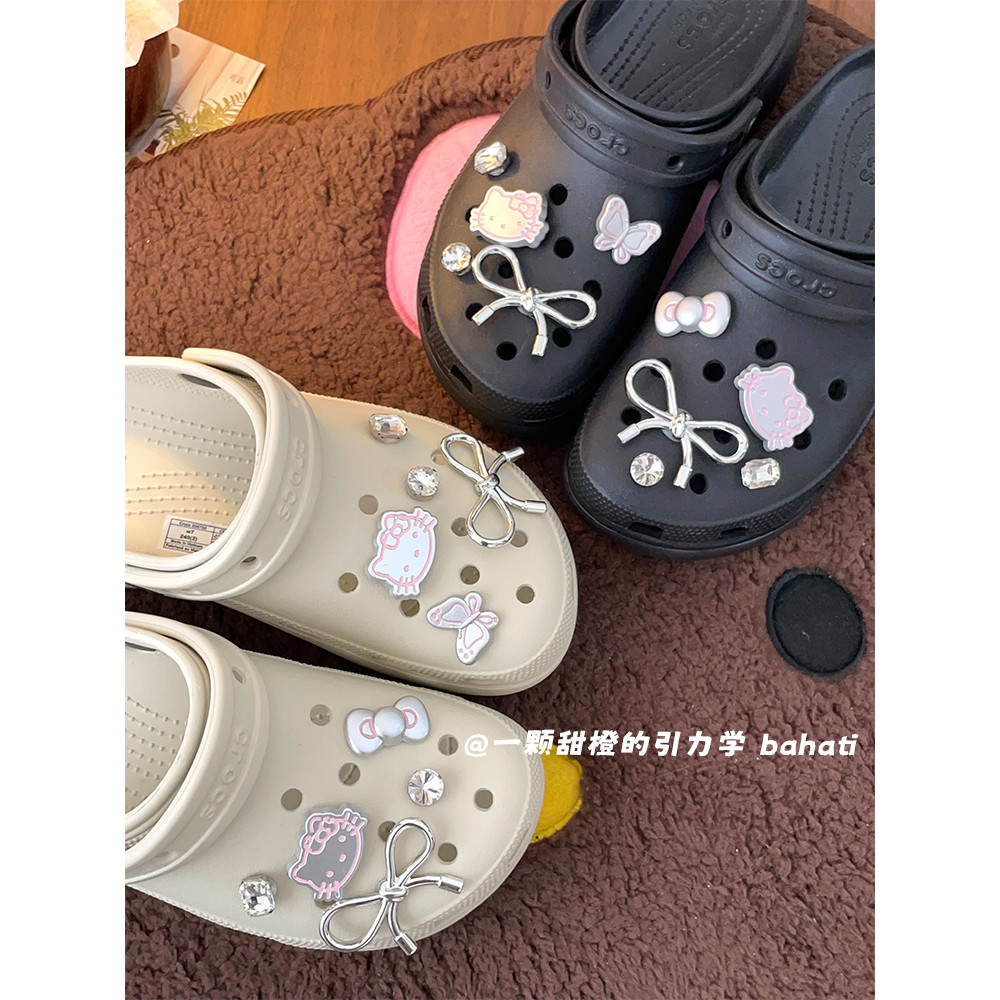 ชุด KT kitty สีเงิน ดอกไม้รองเท้า crosc ดั้งเดิม ดีไซน์ไม่ซ้ําใครใน ลูกอม crosc สีชมพู jibbits