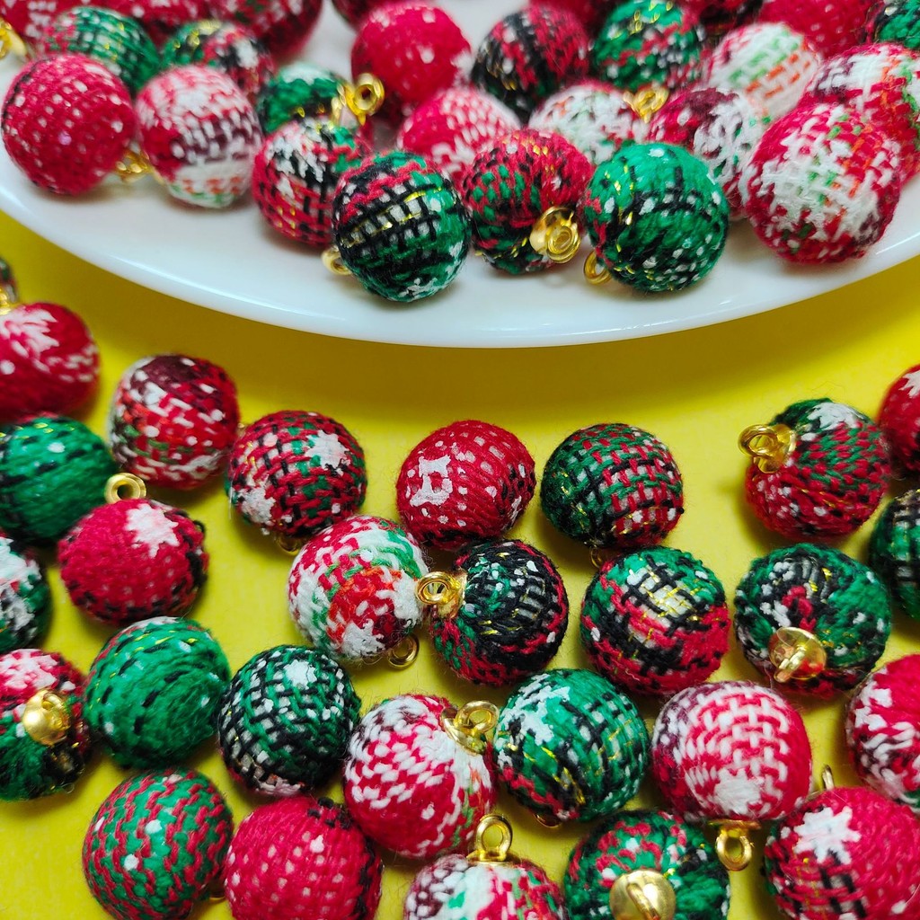 St. kunkka 5 ชิ้นผ้าคริสต์มาสผมบอลจี้ที่มีสีสันรอบลูกปัดสําหรับ DIY สร้อยข้อมือสร้อยคอทํา