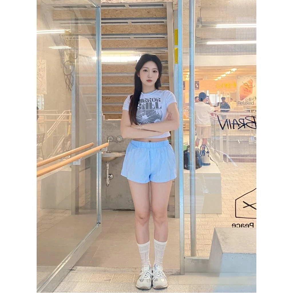 กางเกงขาสั้นลายทางสีน้ำเงิน-ขาว เหมาะสำหรับวันพักผ่อนหรือเดินเล่น thumbnail 4