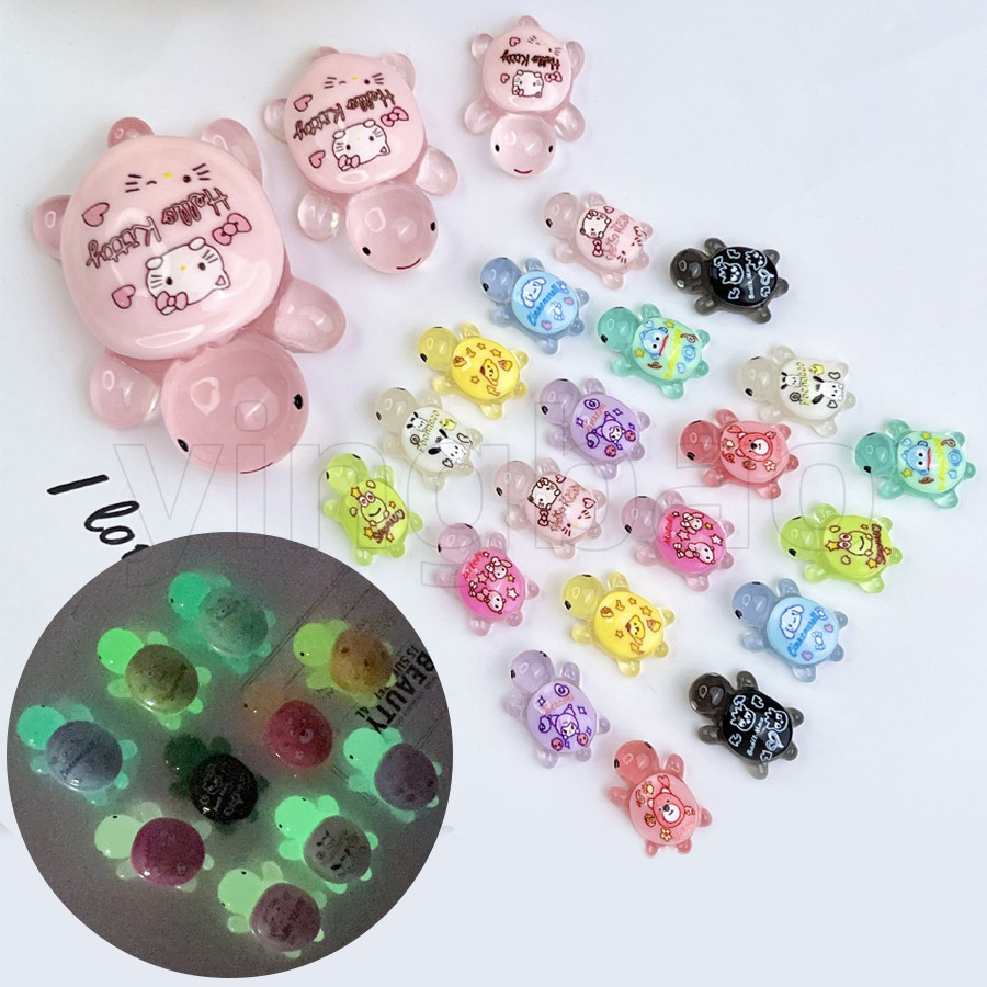 สัตว์น่ารัก Sanrio เต่าเรืองแสง 3D Miniatures ตุ๊กตาเรืองแสงในที่มืด Kuromi เต่า Micro ภูมิทัศน์ของเล่นเด็กโต๊ะรถหม้อภูมิทัศน์ตกแต่งสวนของขวัญ