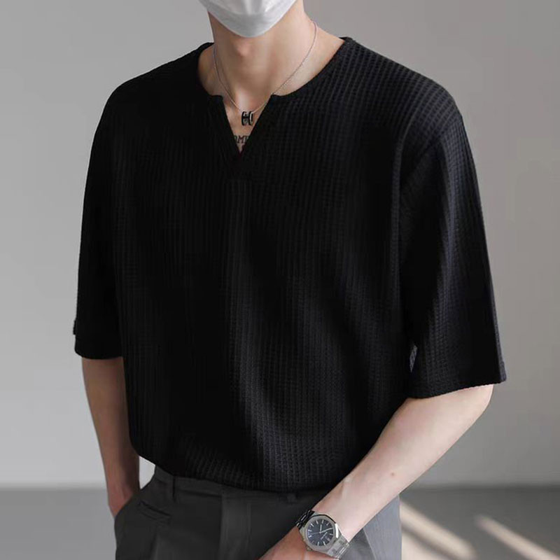 เสื้อยืดคอวีผู้ชาย เสื้อยืดแฟชั่นเกาหลีแขนสั้นเสื้อยืดสีทึบท็อปส์ซูผู้ชายสบาย ๆ 3 สี