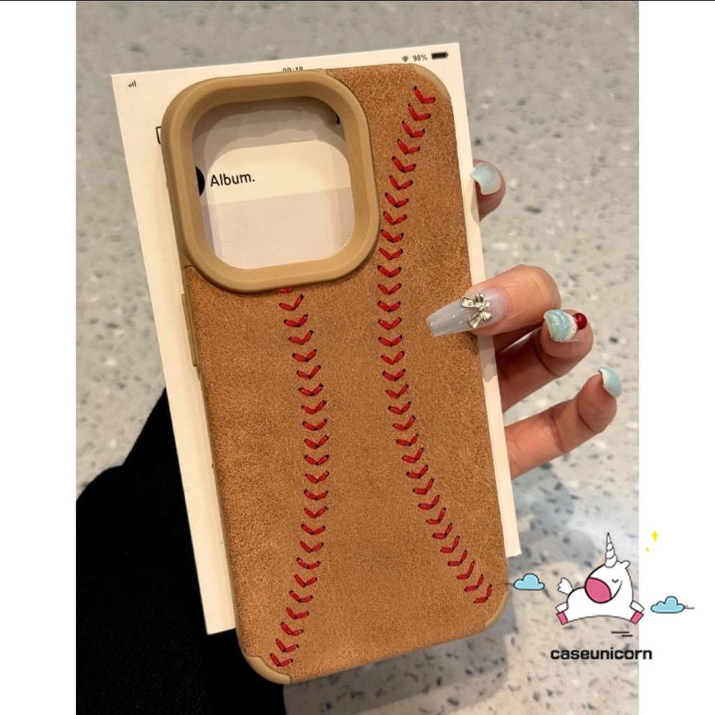 Vintage Simple เบสบอลแนวโน้มยี่ห้อ Creative สําหรับ IPhone 16 12 14 13 15 11 Pro Max 16 Pro Max 14 16 15 Plus 15 12 16 Pro หรูหราสีน้ําตาล Fluff หนังเนื้อนุ่มกรณี