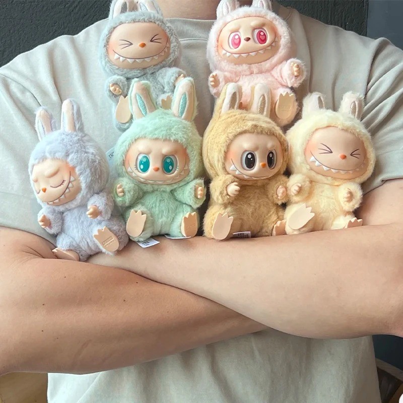 ในสต็อกร้อนอะนิเมะรูป Labubu มีที่นั่ง Series PVC จี้ตุ๊กตาของเล่น Kawaii Monster Replica พวงกุญแจของเล่นของขวัญวันเกิด