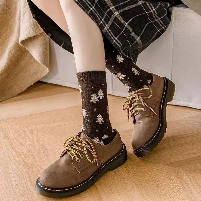 Ins สีกาแฟ Retro ถุงเท้าผู้หญิงฤดูใบไม้ร่วงฤดูหนาวหนากลางหลอดสไตล์ญี่ปุ่น Preppy สไตล์ All-Match Rhombus