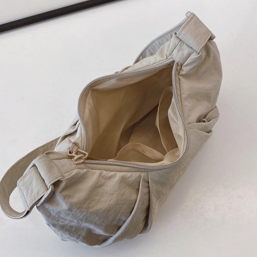 พร้อมส่งในไทย Uniqlo มีป้ายห้อย กระเป๋าสะพายสำหรับผู้หญิง ผ้าสวยนุ่มนิ่ม กำลังฮิต ตามเทรนสุดๆ - รูปที่ 4