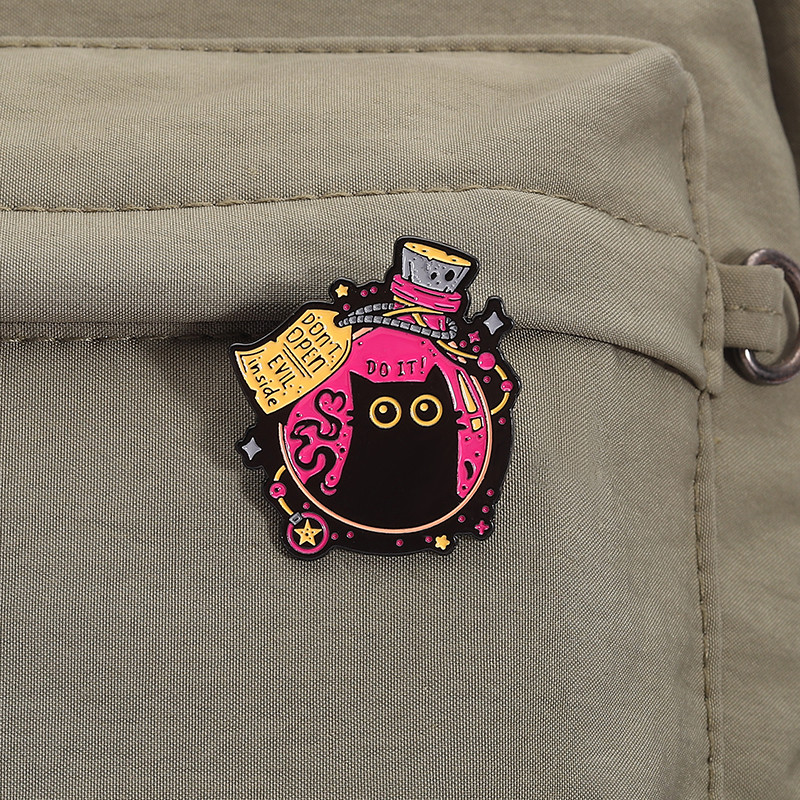 ความชั่วร้ายบรรจุขวดแมวดําเคลือบเข็มหมุดสัตว์ตลกตราเข็มกลัดปกโลหะสําหรับเป้สะพายหลัง - รูปที่ 3