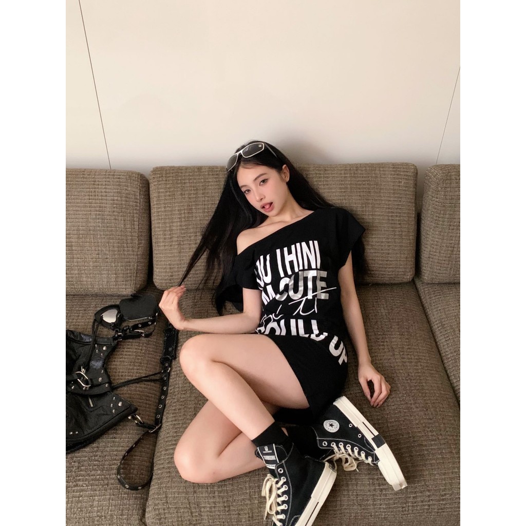 เสื้อยืดแขนสั้นสีขาวสำหรับผู้หญิงในฤดูร้อน ออกแบบไหล่เอียง สไตล์กระโปรงสั้น เพื่อดูบางลงและเน้นเอว