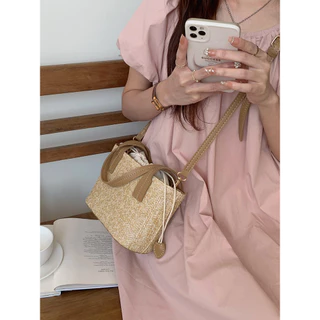 กระเป๋าสาน น่ารัก มี 3 สี ตั้งเป็นทรง สายหนัง มีสายยาวให้ P238