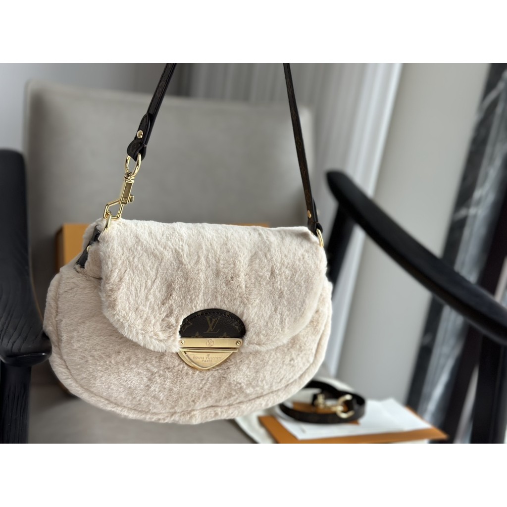 L-eco Wool Handbag กระเป๋าสะพายไหล่ผู้หญิง กระเป๋าใต้วงแขน แฟชั่นคลาสสิก (พร้อมกล่อง)