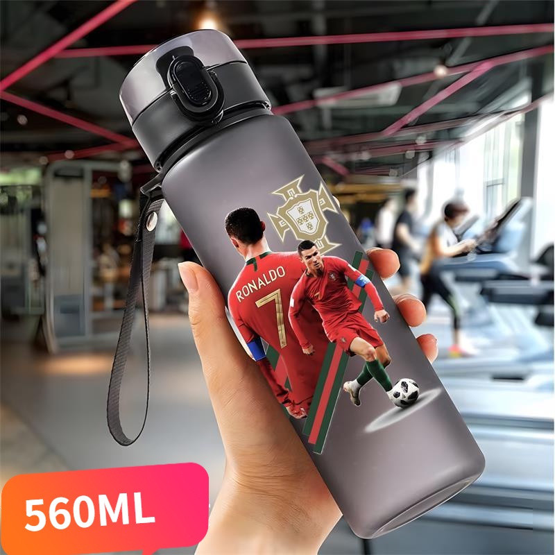 560ml ขวดน้ํากีฬาฟุตบอล Star Messi Ronaldo ขวดน้ําเด็ก Gym ถ้วยน้ํา Matte ขวดน้ําสีดํา