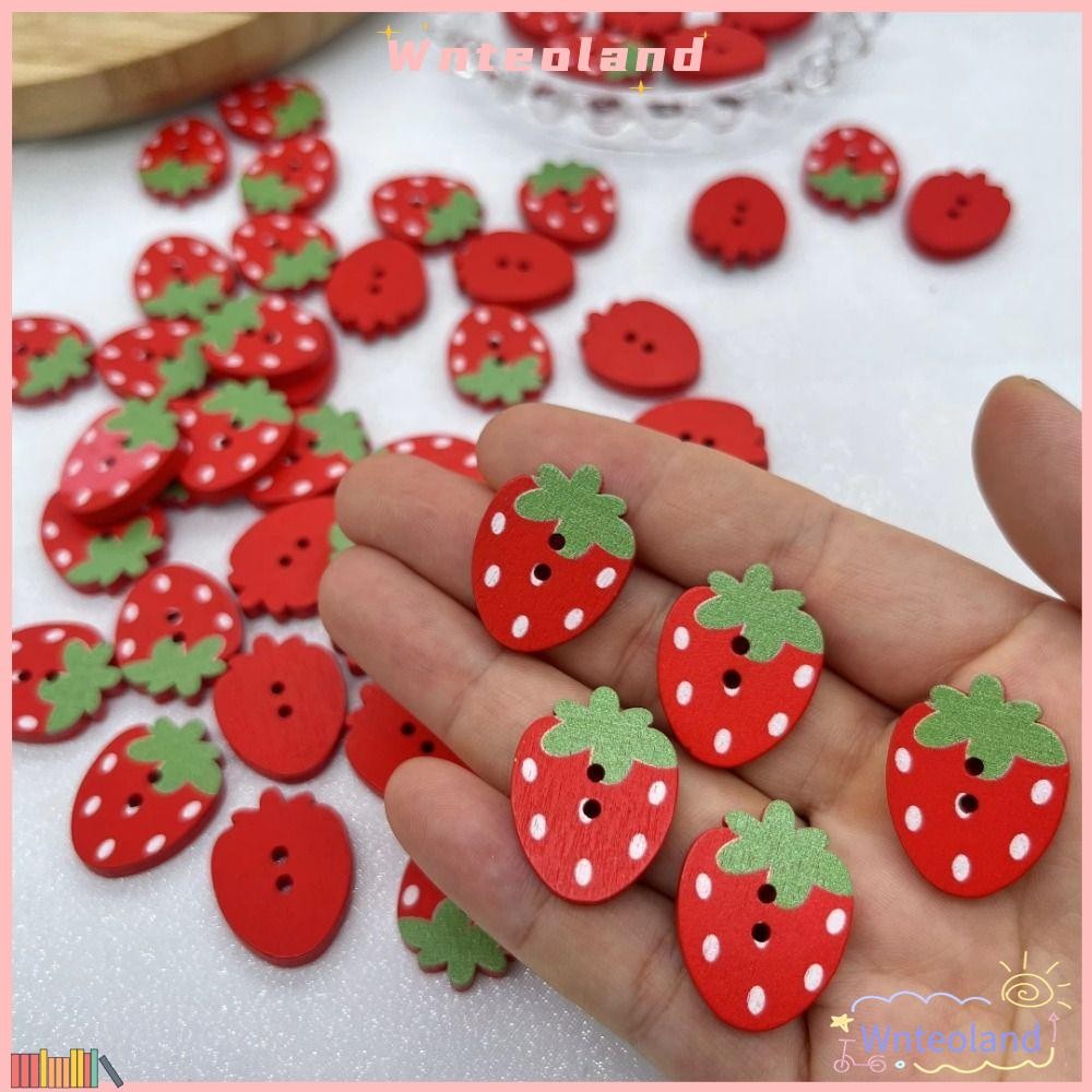 WNTEOLAND 50 ชิ้นปุ่มสตรอเบอร์รี่, 2 หลุมสีแดงสีชมพูตกแต่งเสื้อผ้าปุ่ม,น่ารักไม้สมุดภาพปุ่ม DIY ทําด้วยมืออุปกรณ์เย็บผ้าอุปกรณ์เสื้อเด็กคาร์ดิแกน