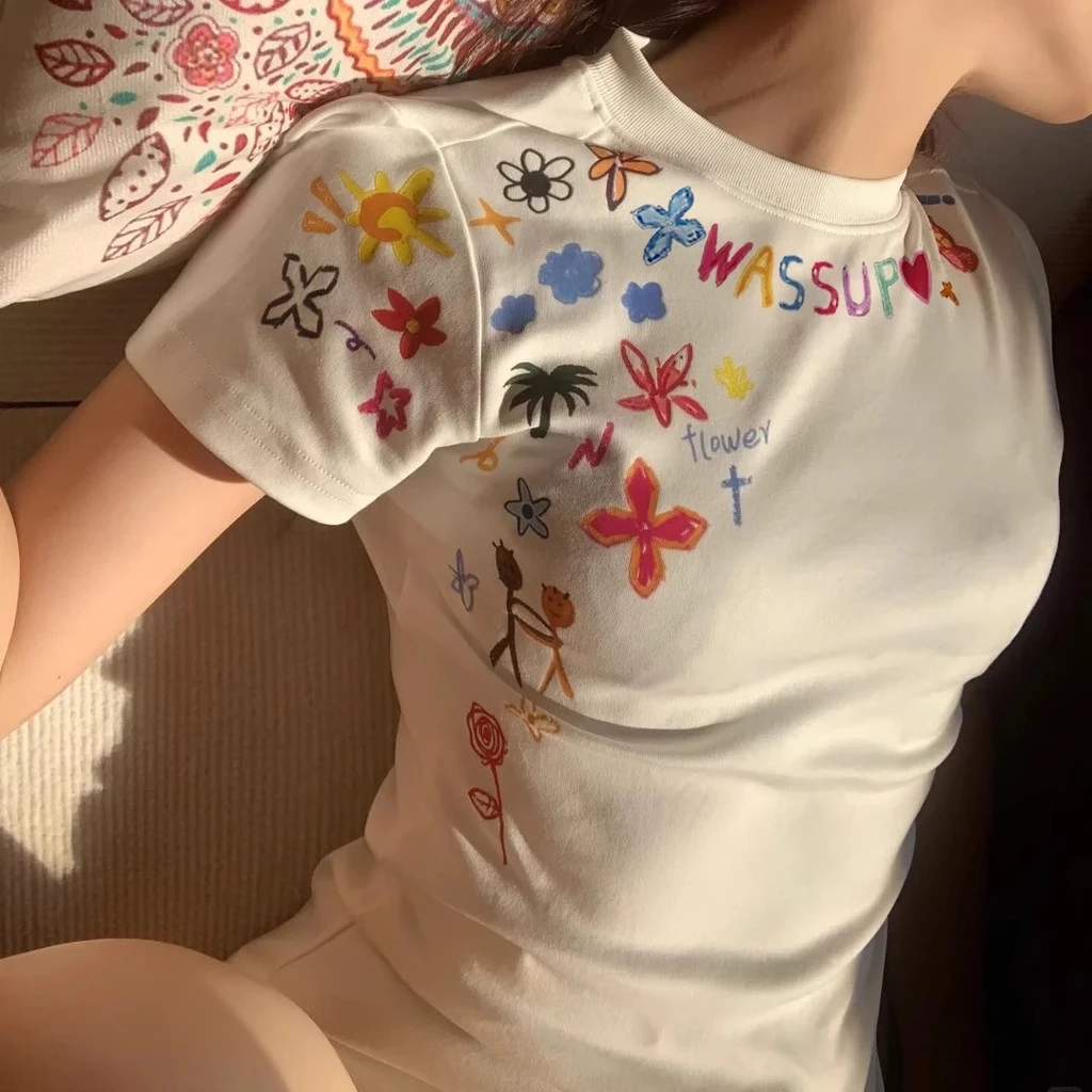 🦋ส่งจากไทย💗 เสื้อยืดแขนสั้นพิมพ์ลายกราฟิตี้ฤดูร้อนสำหรับผู้หญิง เสื้อตัวบนสุดฮอตแฟชั่นสำหรับสาวๆ เหมาะกับการถ่ายรูป
