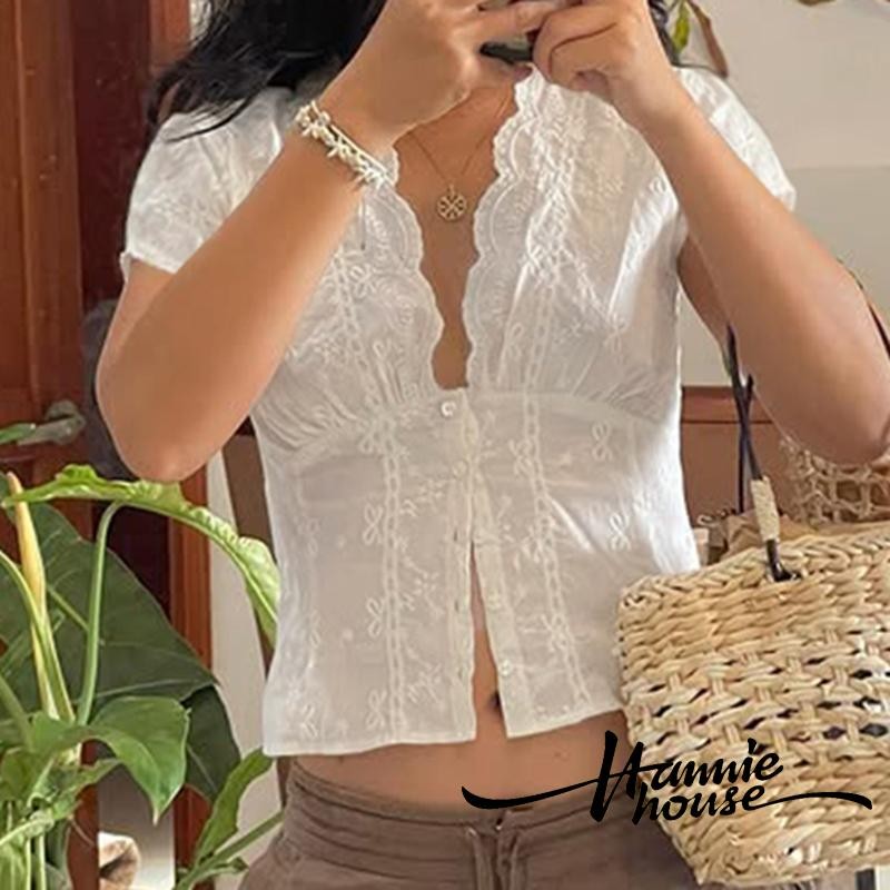 Hanie House- ผู้หญิง tidding ลูกไม้เย็บปักถักร้อย Slim สั้นพัฟแขนปุ่มคอวีลึกด้านหน้าตกแต่ง Cropped Tops