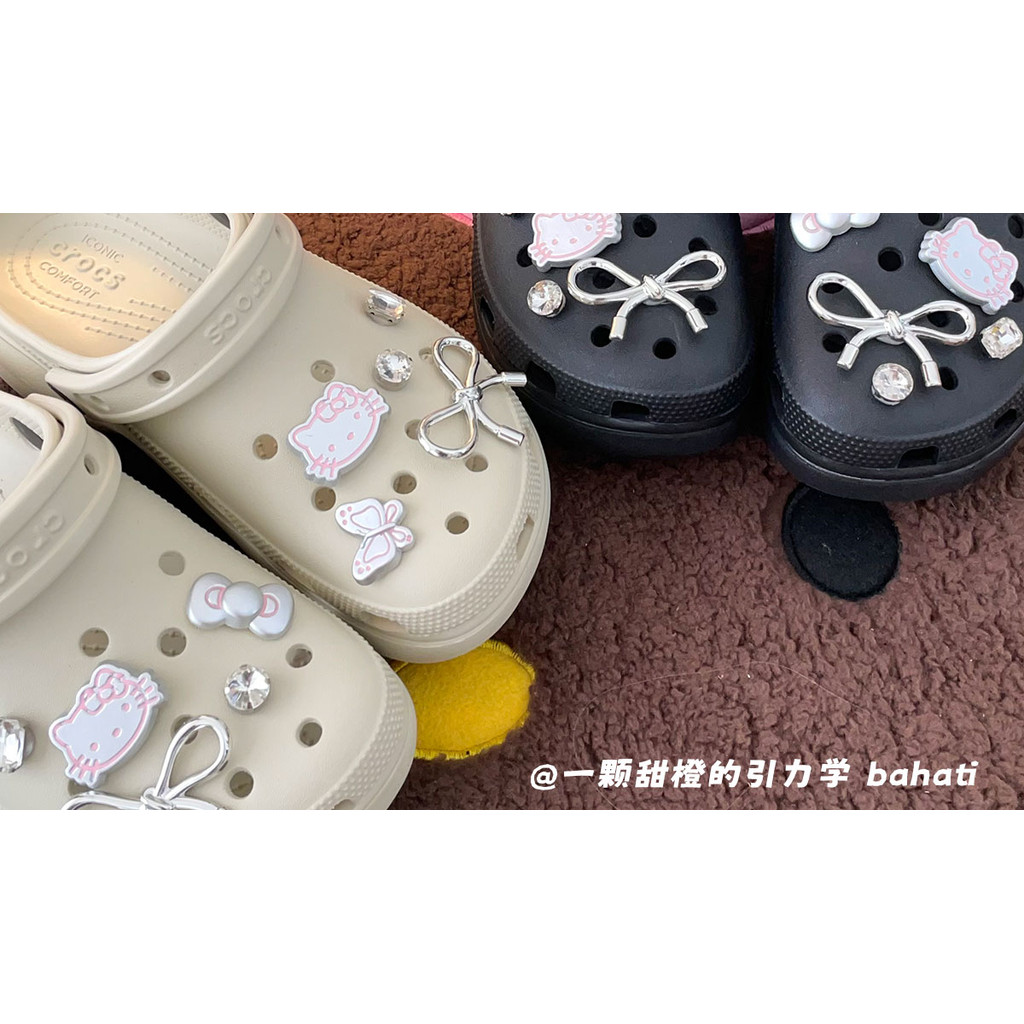 ชุด KT kitty สีเงิน ดอกไม้รองเท้า crosc ดั้งเดิม ดีไซน์ไม่ซ้ําใครใน ลูกอม crosc สีชมพู jibbits