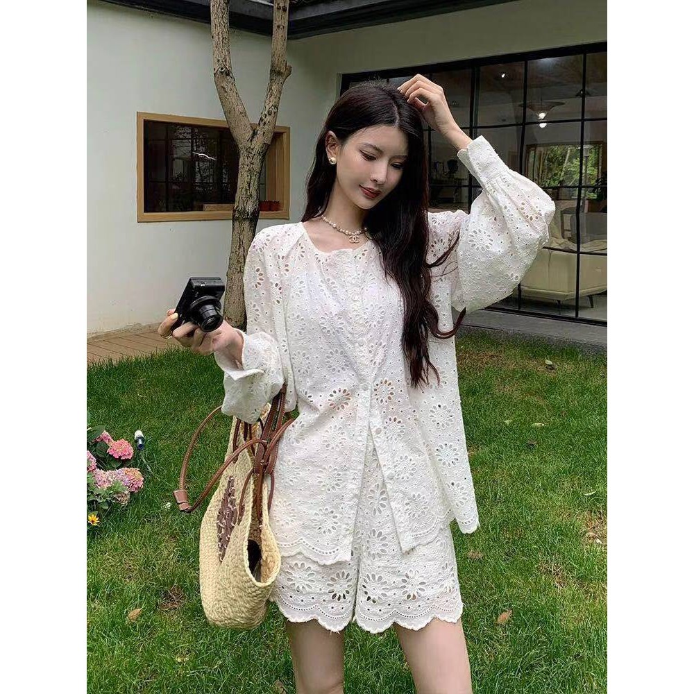ฝรั่งเศสอุตสาหกรรมหนักเสื้อเชิ้ตสีขาวผู้หญิงหลวมการออกแบบรู้สึกกลวงฤดูร้อนสไตล์ใหม่ด้านบน + กางเกงชุดสองชิ้น